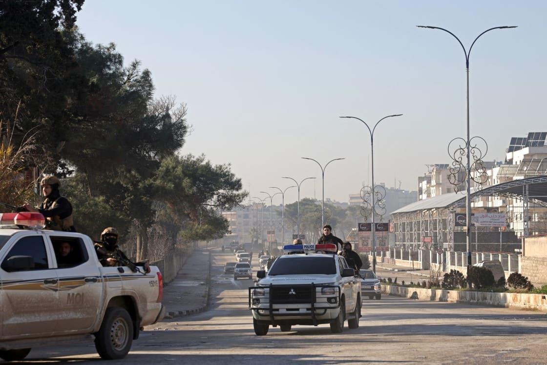 محتجون موالون لـ"قوات سوريا الديمقراطية" (قسد)، يهاجمو مقر الأمم المتحدة في مدينة القامشلي