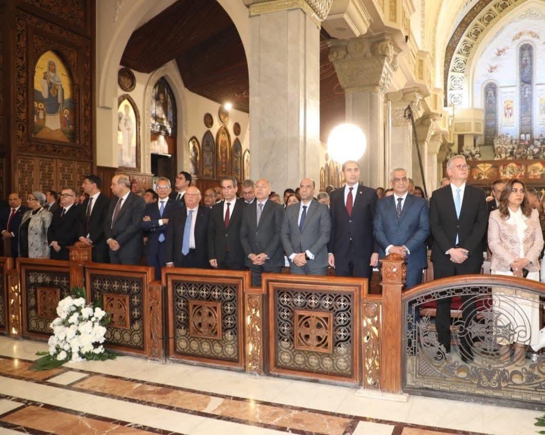 وزير الدولة للإنتاج الحربي يهنيء البابا تواضروس الثاني بعيد القيامة المجيد