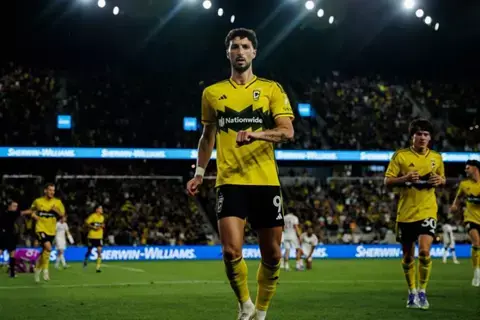 وسام أبو علي يحدد وجهته بعد شروط الأهلي..