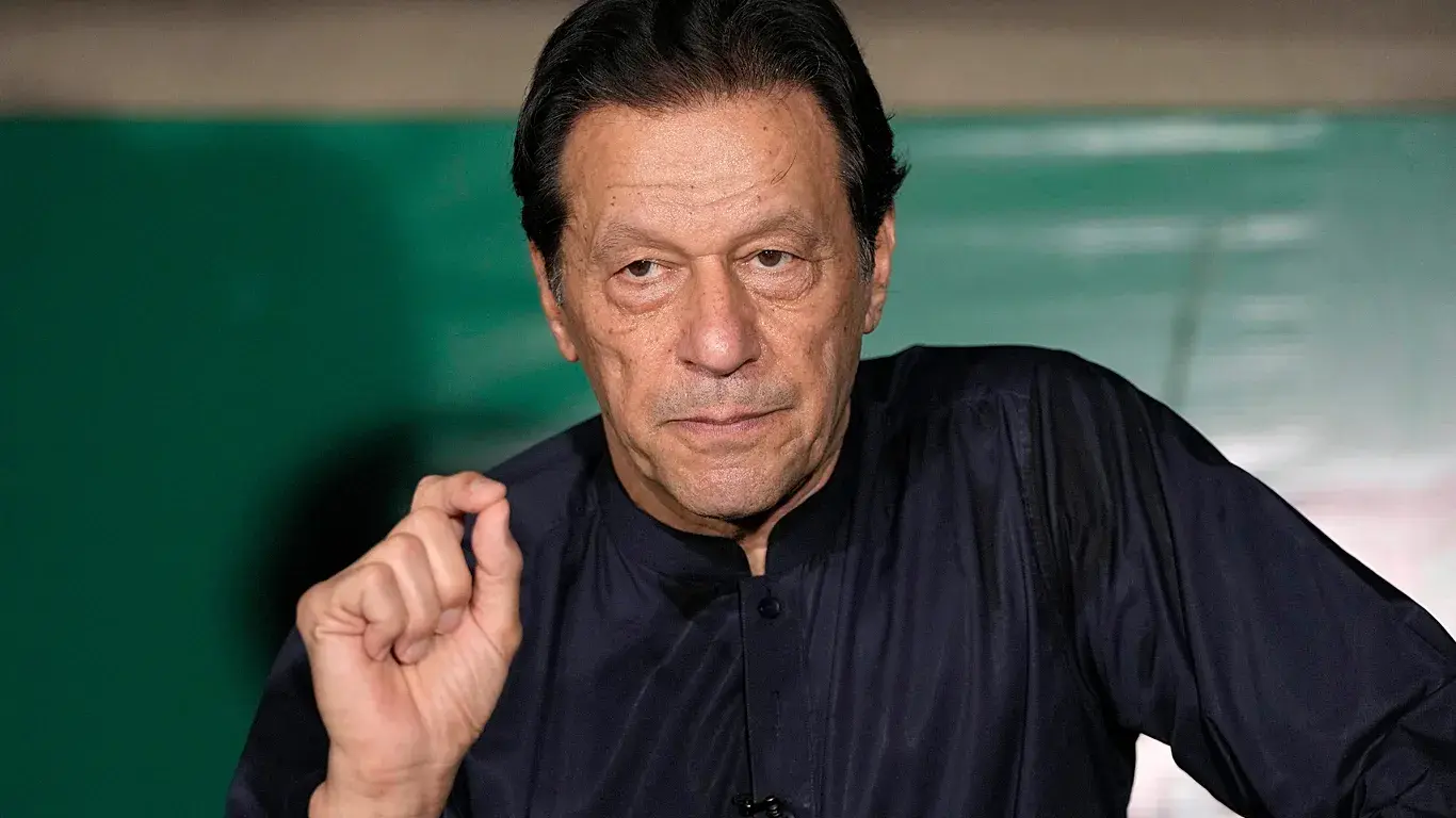 عمران خان يفقد معظم بصر عينه اليمنى داخل السجن