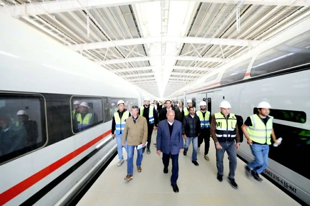 وزير النقل يشدد على تسريع تنفيذ الخط الأول للقطار الكهربائي السريع