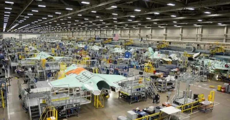 إدارة دونالد ترمب تجري محادثات مع شركات سيارات، لتعزيز إنتاج الأسلحة والإمدادات العسكرية