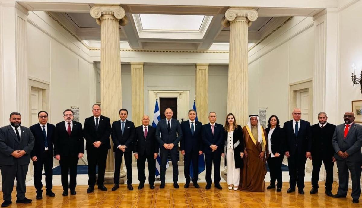 سفير مصر لدى اليونان يلتقي والسفراء العرب بوزير خارجية اليونان