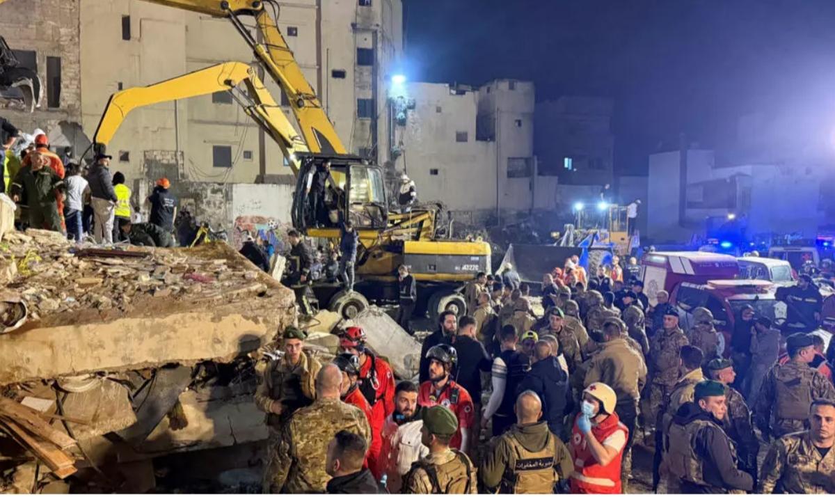 مسيرات غاضبة في طرابلس بلبنان بعد انهيار مبنى فوق ساكنيه وانتشلت فرق الإنقاذ 9 جثث