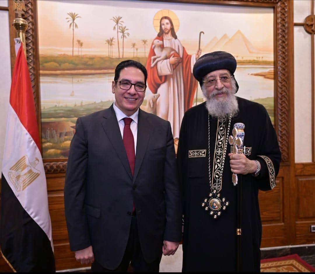 رئيس جامعة القاهرة يزور قداسة البابا تواضروس الثاني مهنئًا بعيد القيامة المجيد، ويؤكد : مصر نموذج فريد في التلاحم الوطني