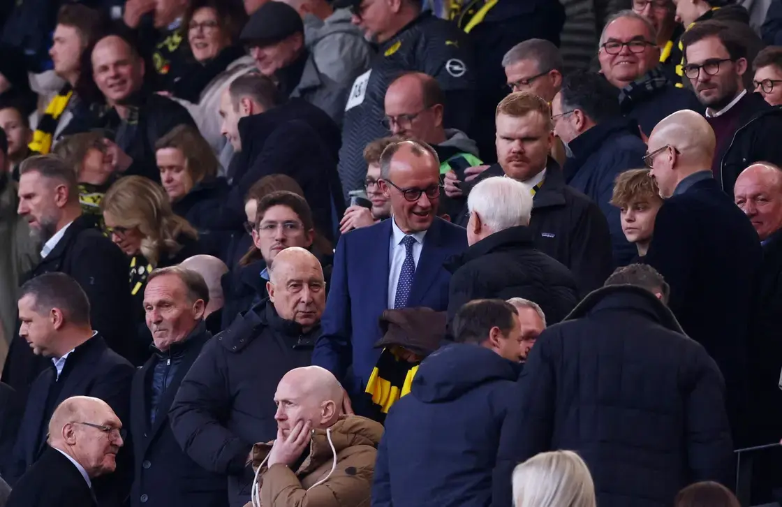 لأول مرة بصفته مستشاراً.. ميرتس يحضر مباراة لناديه المفضل