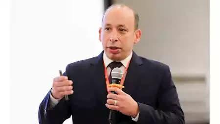 عميد كلية طب قصر العيني .. يهنى الإخوة المسيحيين من أعضاء هيئة التدريس، والهيئة المعاونة، والعاملين، وهيئة التمريض، والطلاب، بعيد القيامة المجيد.