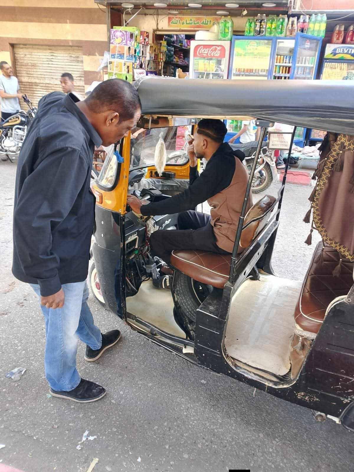 حملة لضبط حركة السير لمركبات "التوك توك" بالشوارع الرئيسية. بمدينه قوص