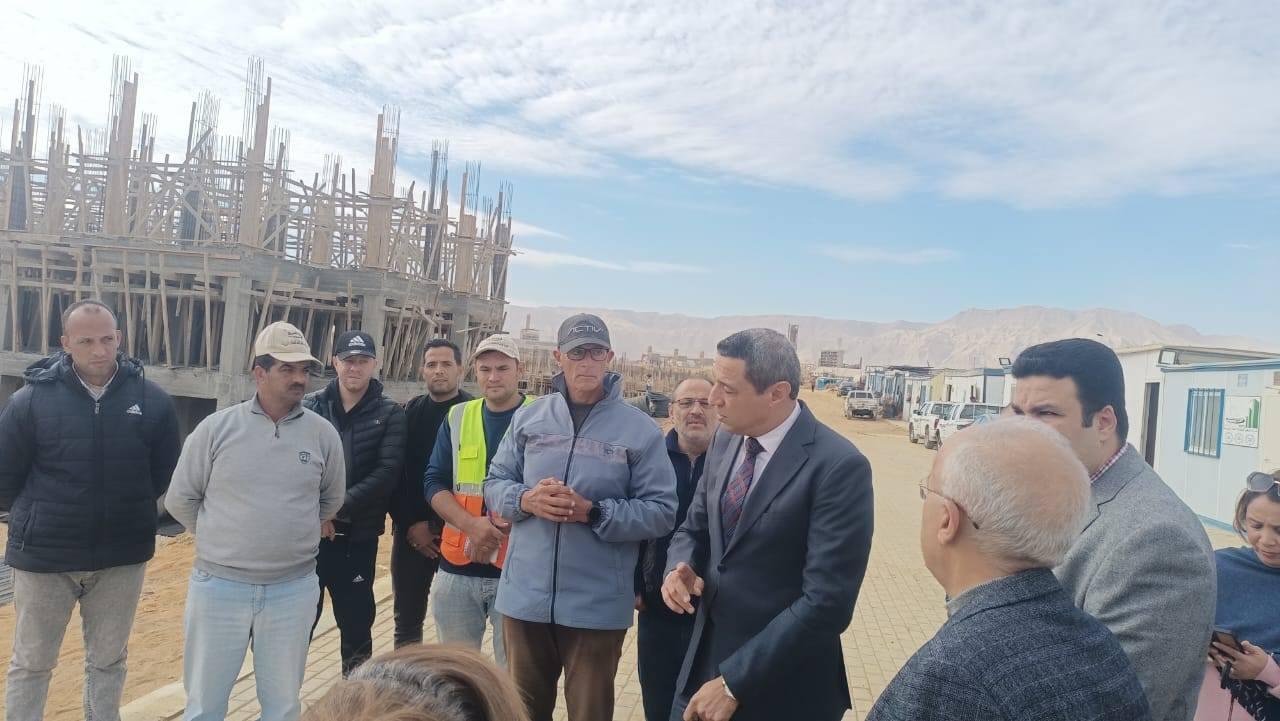 محافظ السويس يتابع معدلات التنفيذ بالمدينة الجديدة بحي عتاقة
