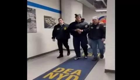 الشبب وكاب أسود أول صور لرئيس فنزويلا لحظة وصوله مكتب المخدرات بـ نيويورك