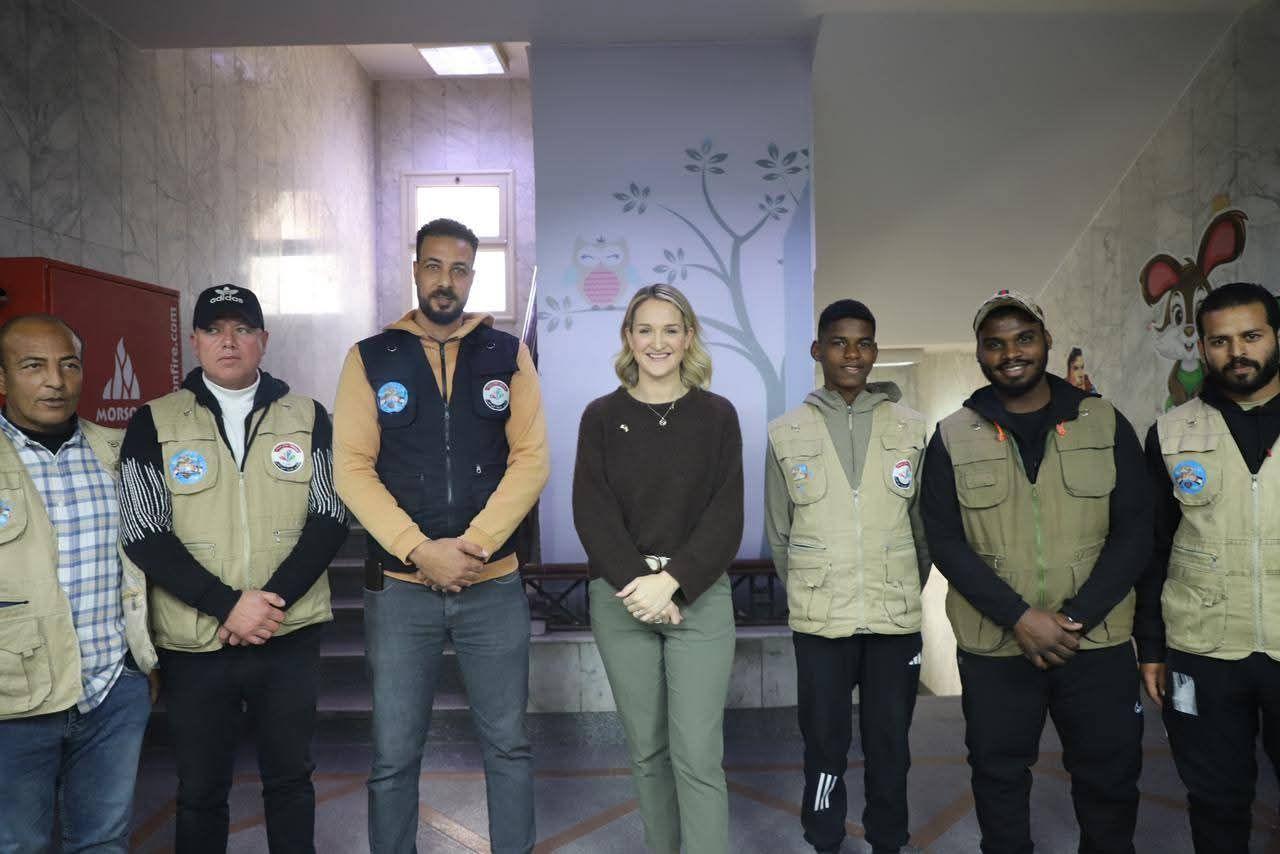 محافظ شمال سيناء يصطحب وزيرة الخارجية والتجارة والدفاع الإيرلندية إلى مستشفى العريش العام.