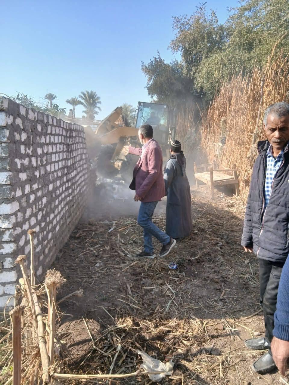 بتوجيهات المحافظ.. حملات مكثفة لإزالة التعديات واسترداد أراضي أملاك الدولة في مركز أبوتشت