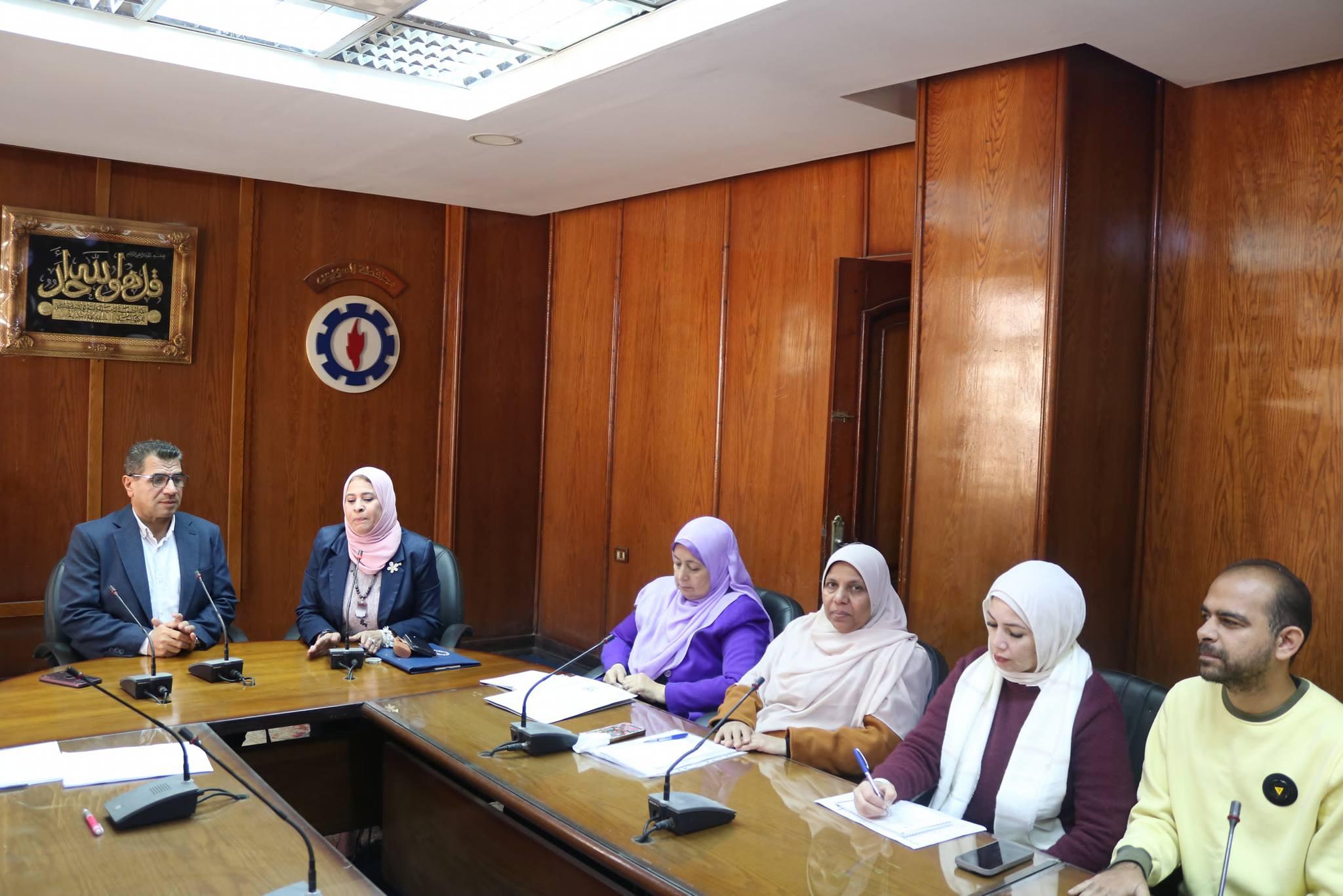 تنفيذا لتوجيهات محافظ السويس السكرتير العام المساعد يشهد إنطلاق مبادرة " إحنا معاك .. إتعلم إتنور " بمحافظة السويس