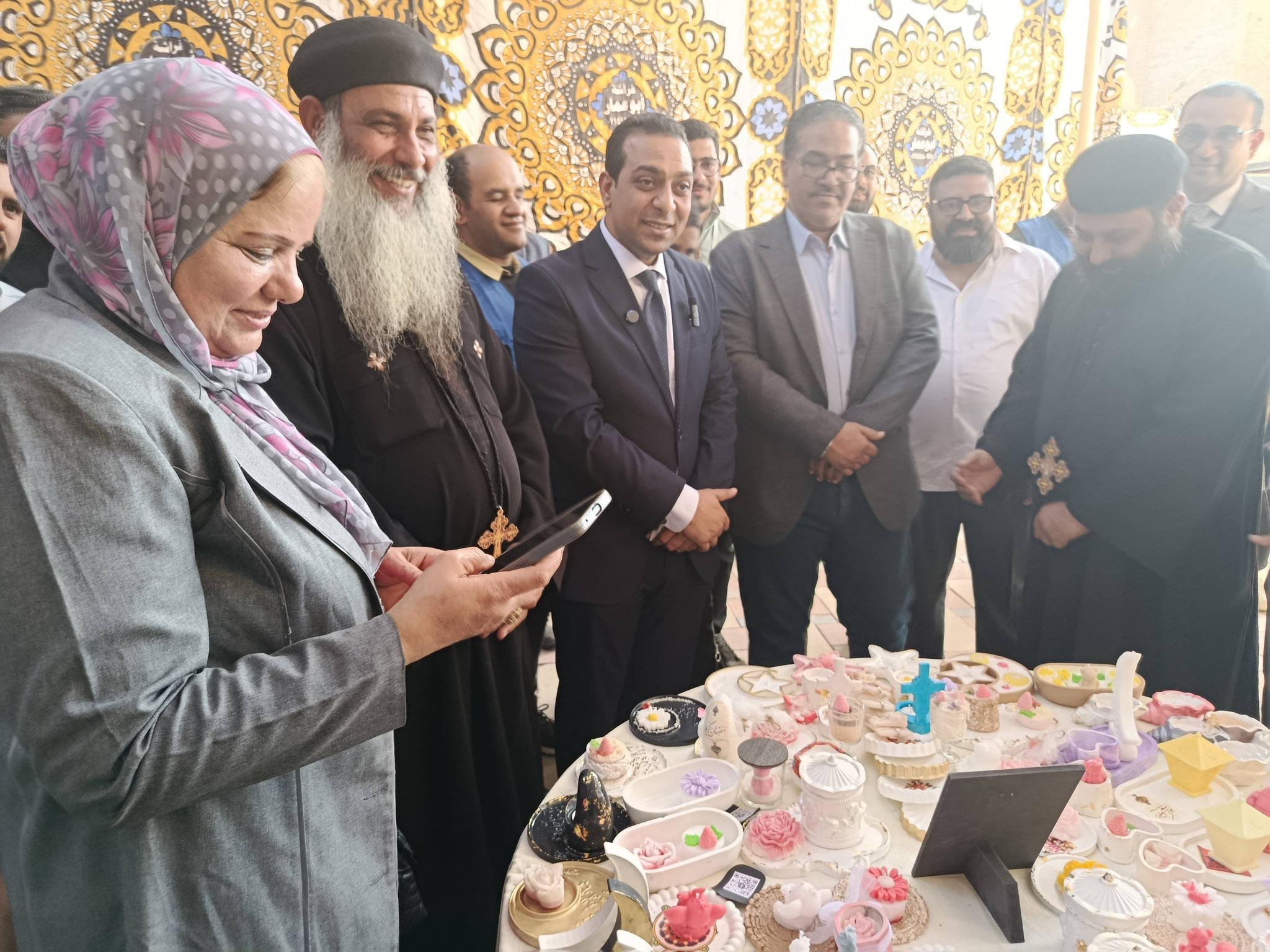 بالصور اليوم الثاني علي التوالي اقبال كبير لمعرض المشغولات اليدويه بمؤسسه الراعي للتنميه والتدريب بمركز ومدينه قوص