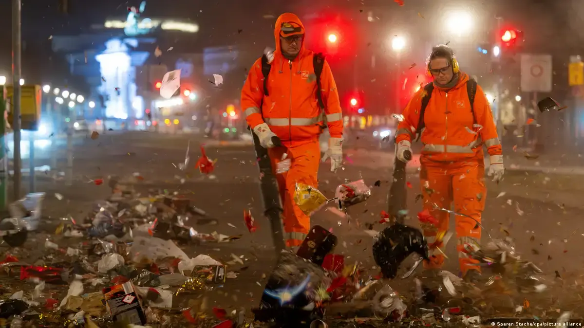 آلاف شباب المسلمين يتطوعون لتنظيف شوارع ألمانيا في رأس السنة