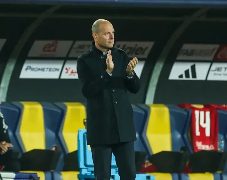 محاولة إزالة حالة التوتر وتصفية الأجواء بين الثنائي في الأهلي