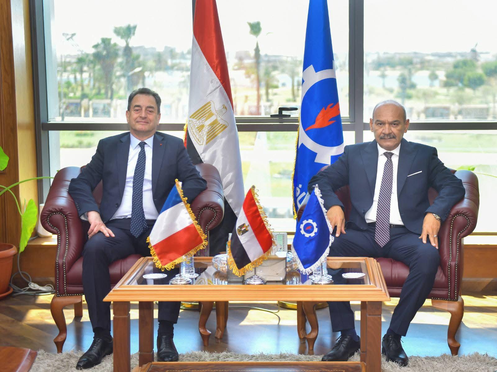 بالصور محافظ السويس يستقبل السفير الفرنسي لبحث تعزيز العلاقات الثنائية والتعاون والاستثمار
