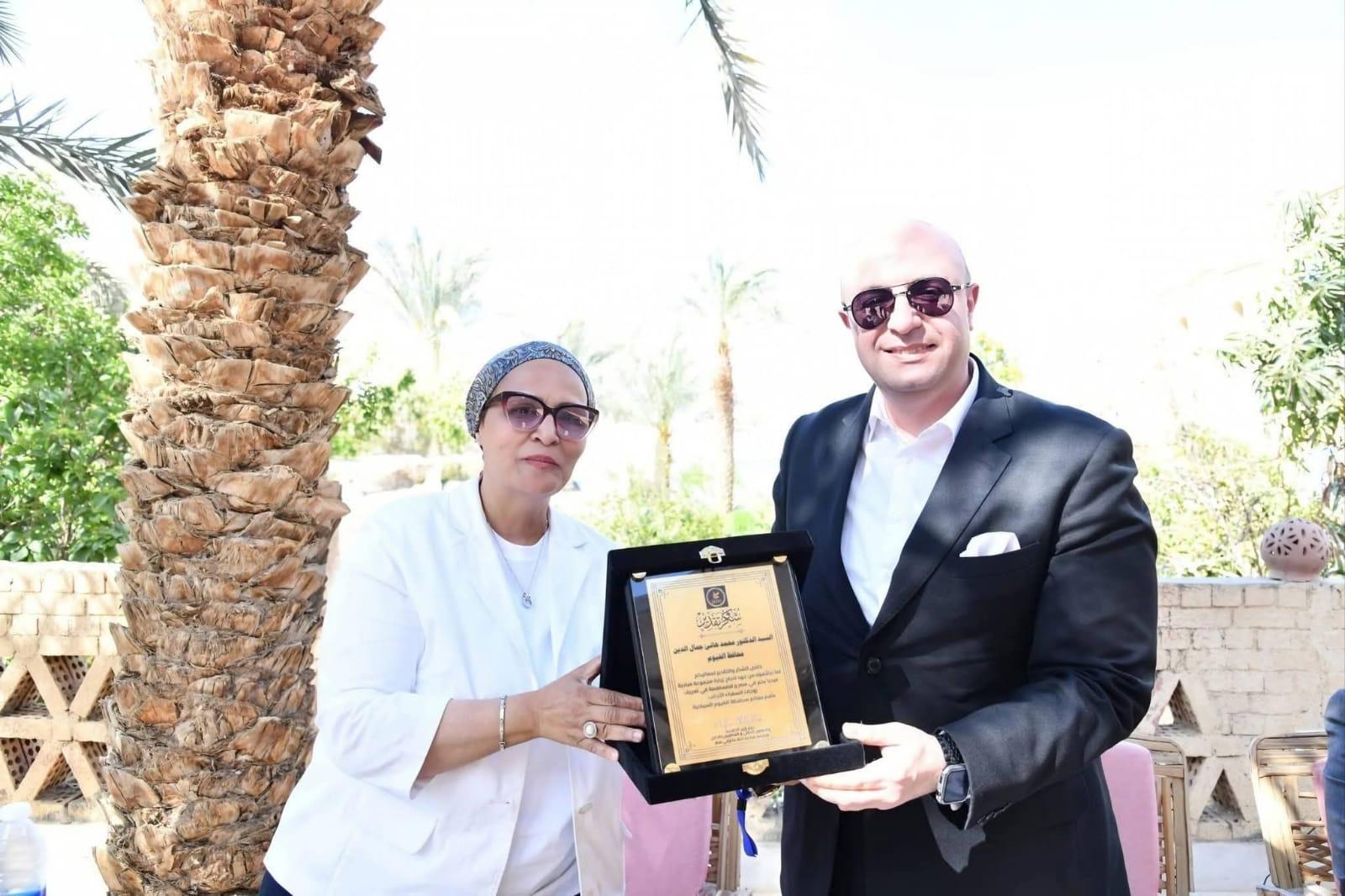 محافظ الفيوم يستقبل وفداً من زوجات الدبلوماسيين العرب والأجانب خلال زيارتهن للمعالم السياحية والأثرية بالمحافظة