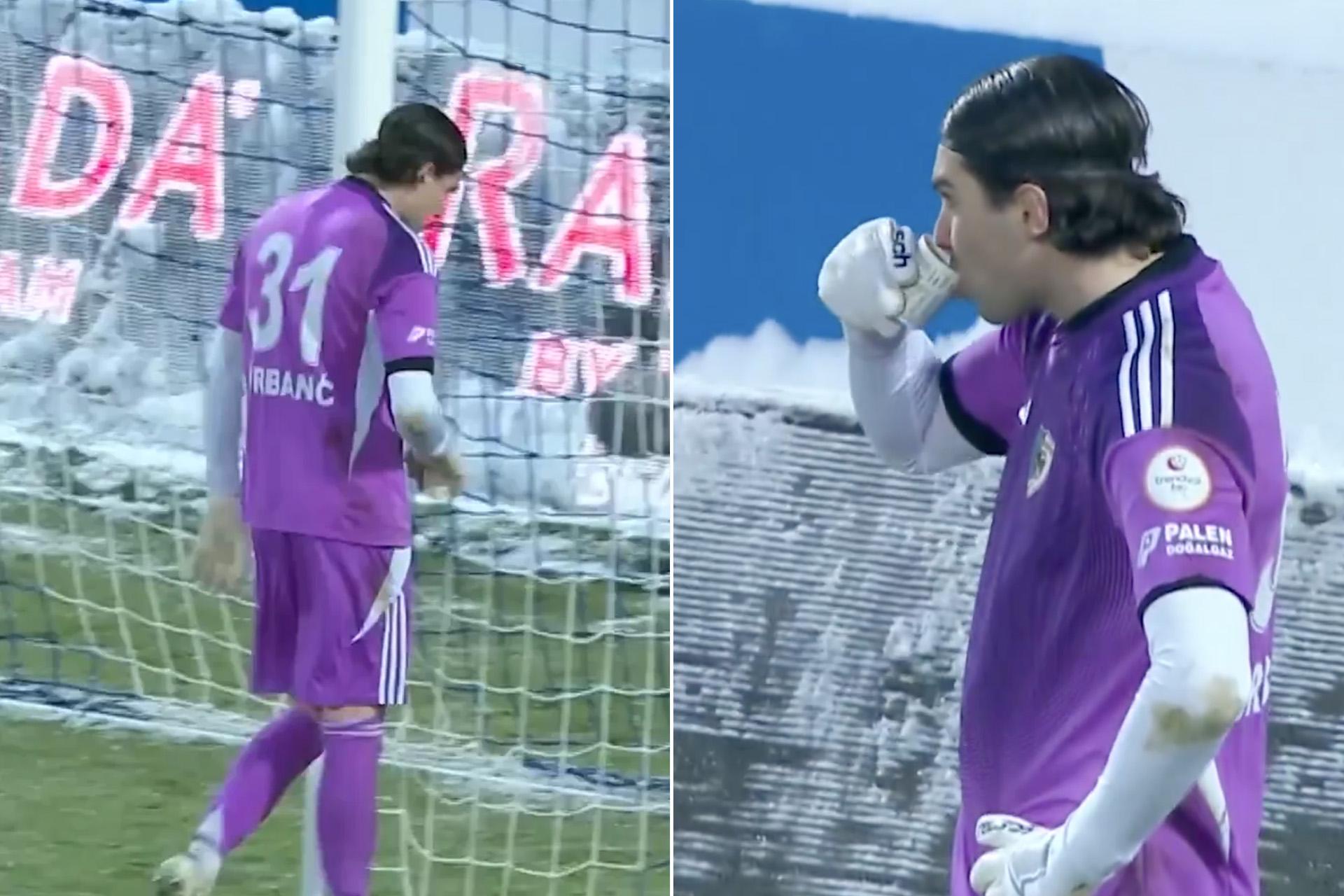 حارس مرمى يرتشف القهوة أثناء مباراة في تركيا
