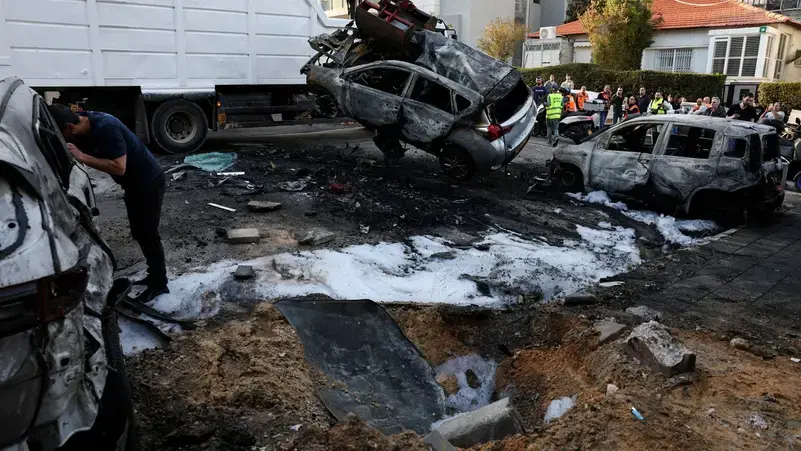 إيران تطلق صواريخ على إسرائيل وانفجارات تهز طهران