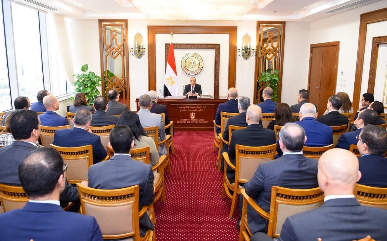 وزير الخارجية يجتمع مع قيادات الوزارة من الدرجات الوسطى لمتابعة سير العمل بالوزارة