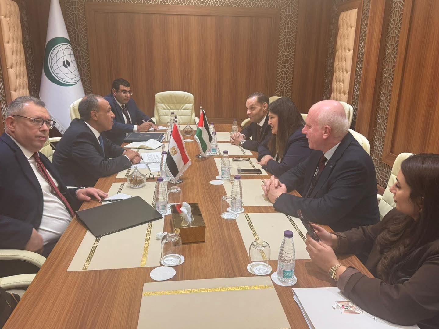 وزير الخارجية يلتقى مع نظيره التونسي