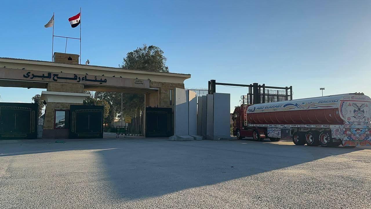 الهلال الأحمر المصري يعزز مد غزة بأكثر من 7 آلاف طن مساعدات غذائية وبترولية وشتوية عبر قافلة «زاد العزة» 118