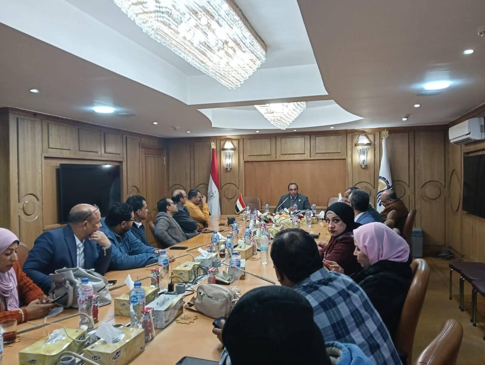 محافظ قنا يلتقي الصحفيين والإعلاميين لوضع استراتيجية إعلامية مبادرة ونشطة