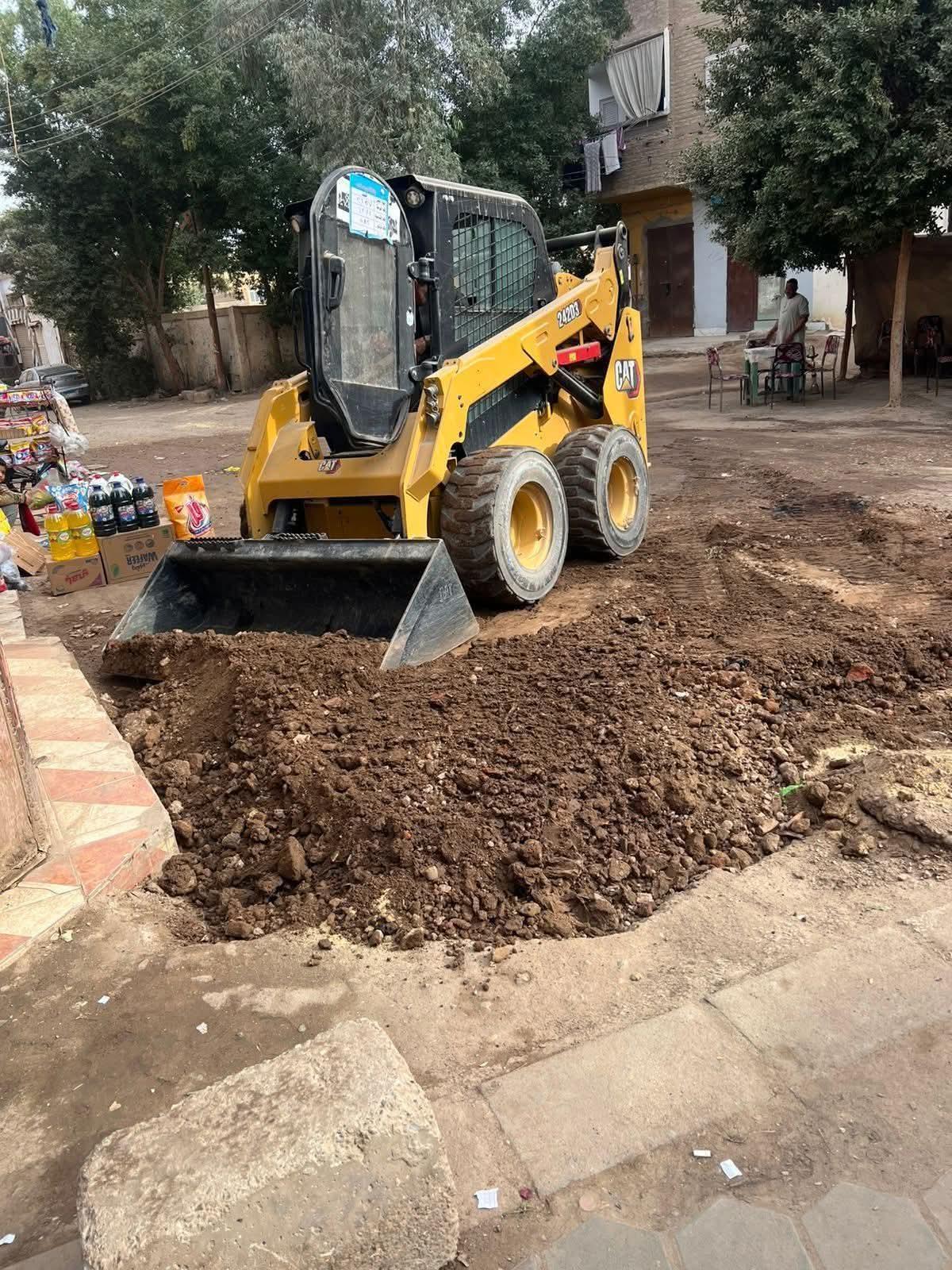 محافظ قنا يستجيب لشكاوى أهالي "شارع بورسعيد" بقفط حول إعاقة الطريق