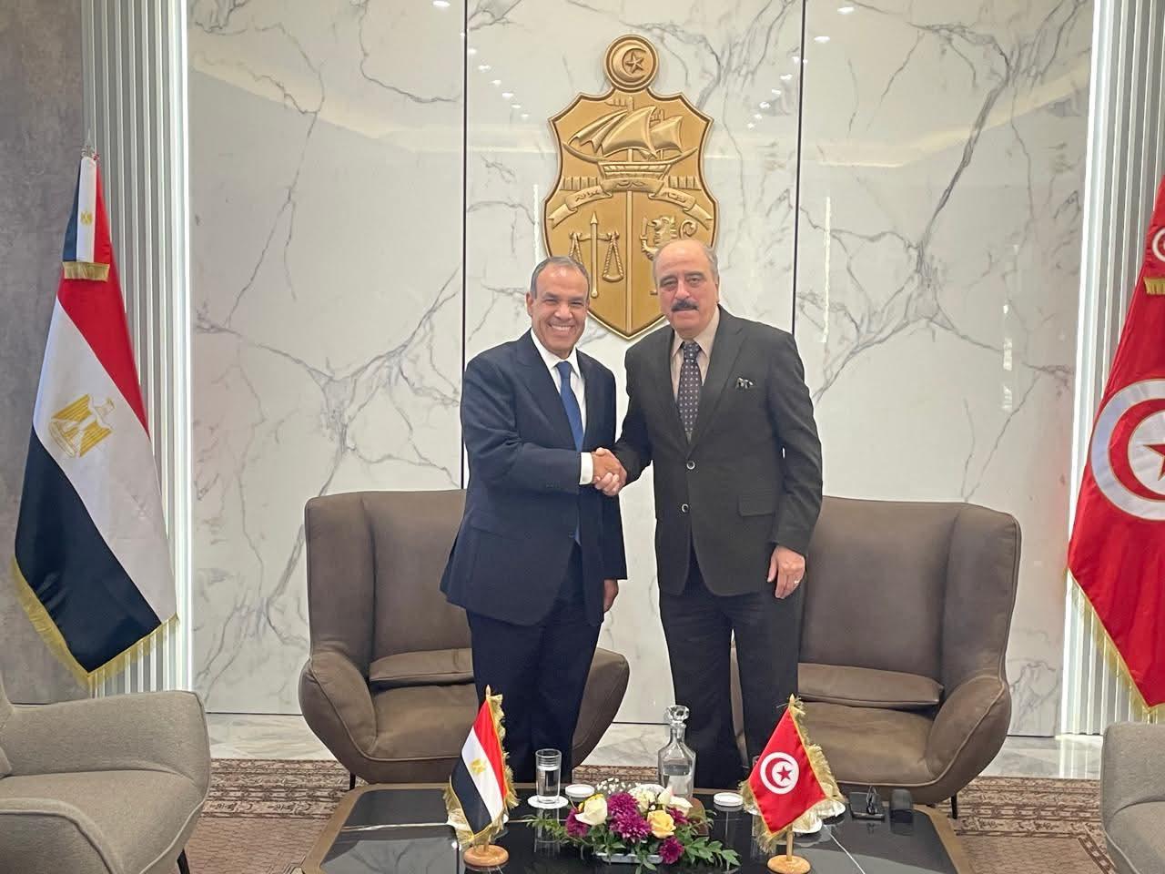 د. بدر عبد العاطي وزير الخارجية والهجرة وشئون المصريين بالخارج يصل إلى مطار قرطاج الدولي بتونس