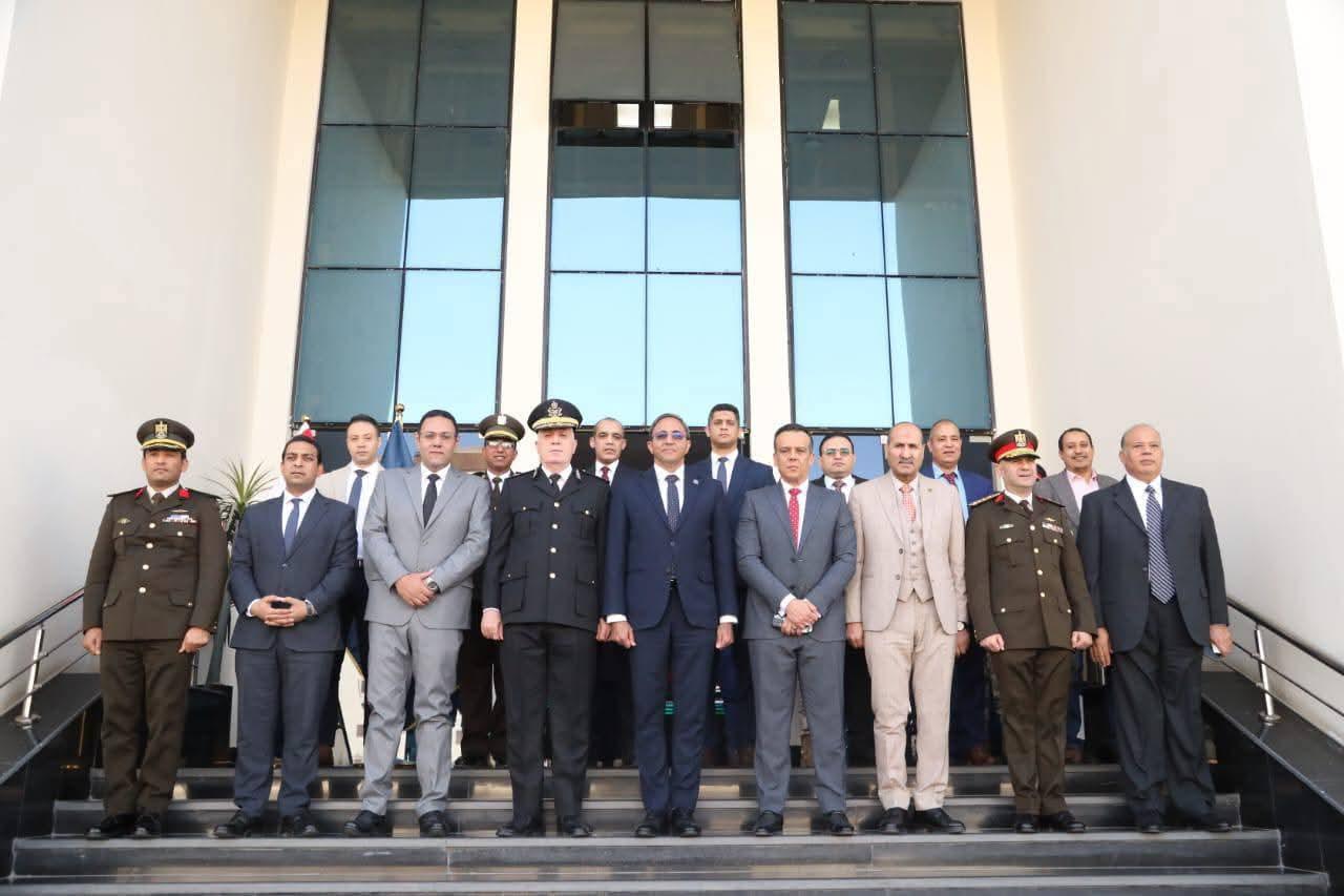 محافظ قنا ومدير الأمن يضعان إكليلًا من الزهور على النصب التذكاري لشهداء الشرطة في ذكراهم الـ74 قنا/وليد محمد