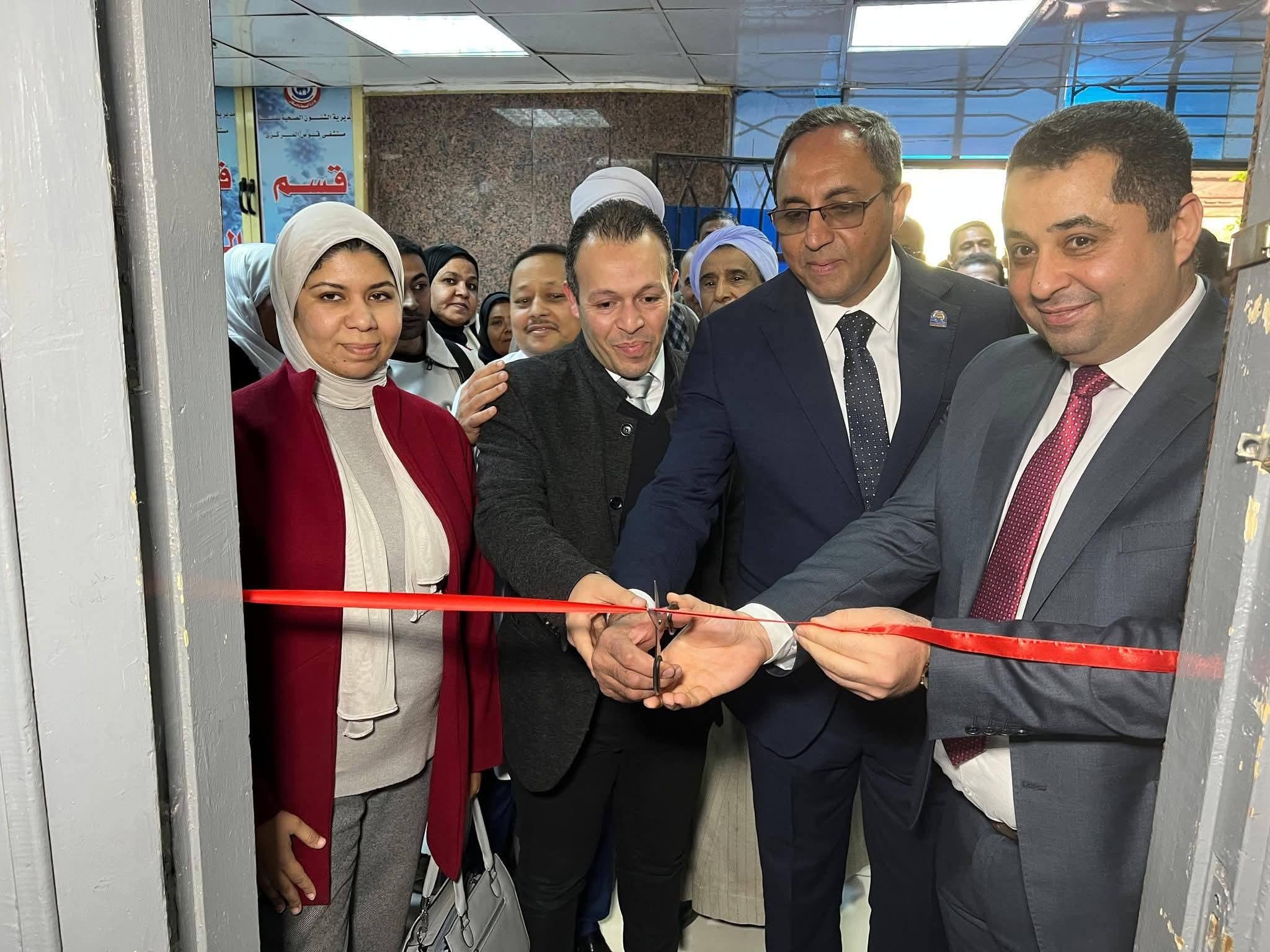 تيسيرًا على المرضى.. محافظ قنا يفتتح أول مكتب لخدمة عملاء التأمين الصحي بمستشفى قوص المركزي