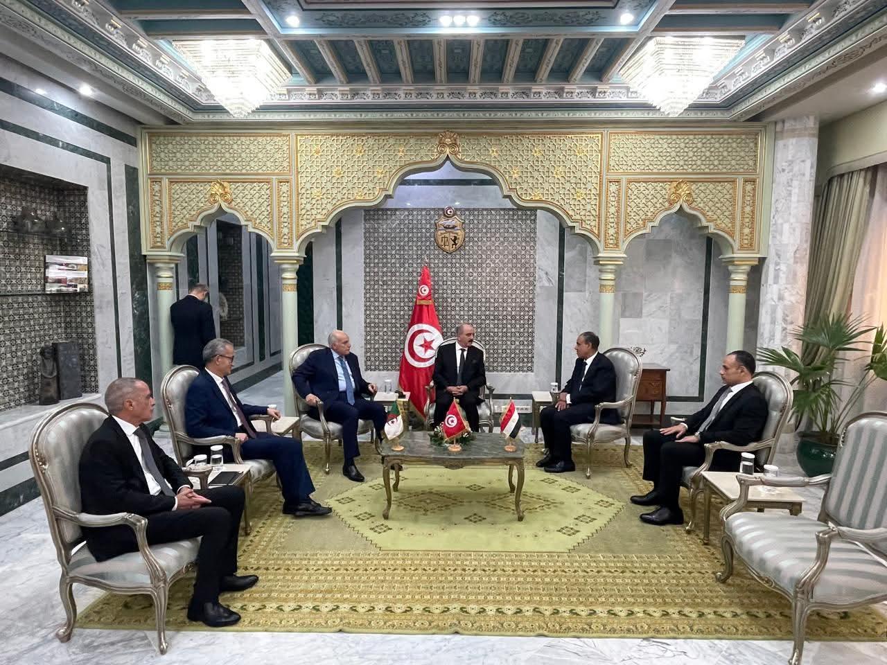 في اطار الآلية الثلاثية لدول جوار ليبيا، وزراء خارجية مصر وتونس والجزائر يعقدون اجتماعا ثلاثيا ويصدرون بيانا مشتركا