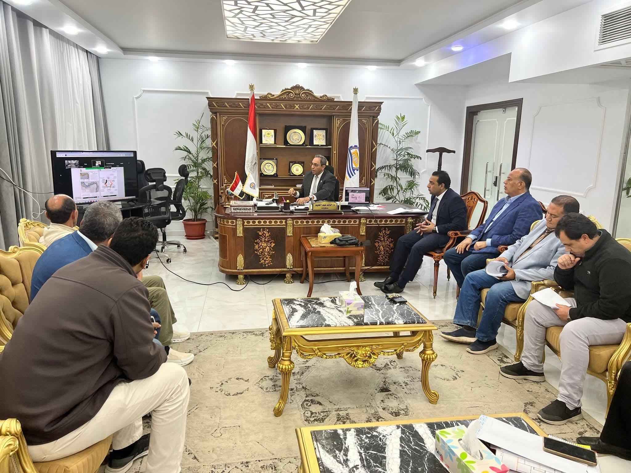 ضمن بروتوكول تعاون مع جامعة عين شمس.. محافظ قنا يناقش أعمال التقدم في إعداد دليل "الهوية البصرية" لإبراز الطابع الحضاري للمحافظة