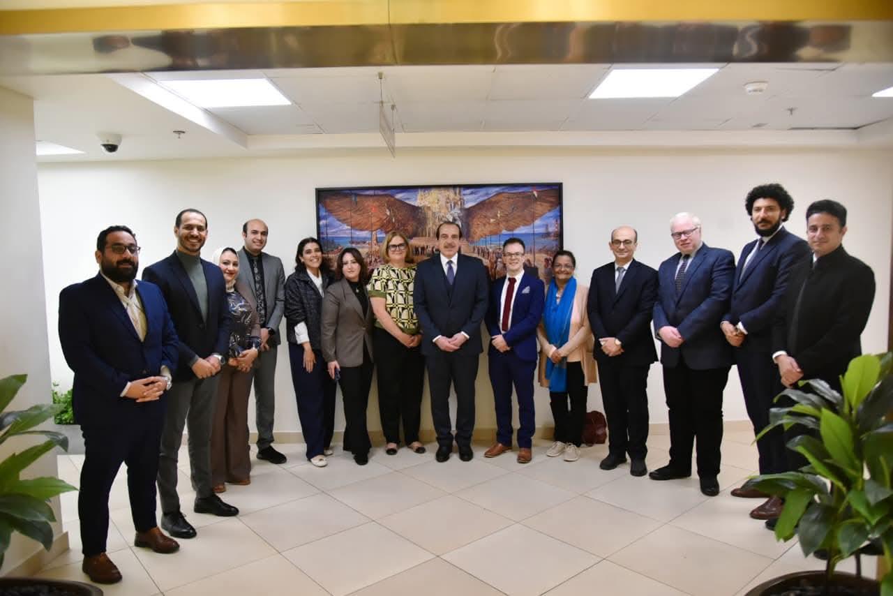 نائب وزير الصحة يبحث مع وفد جامعة «دي مونتفورت» البريطانية تعزيز التعاون في مكافحة مقاومة المضادات الميكروبية