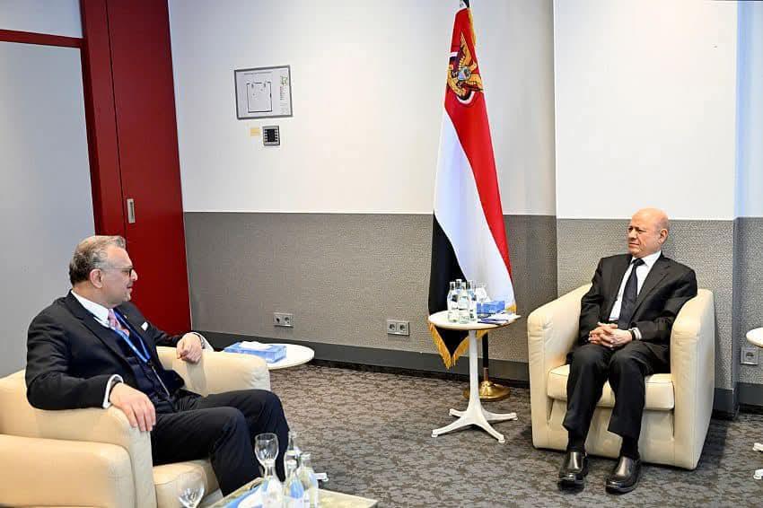 رئيس مجلس القيادة يستقبل كبير مستشاري الرئيس الأميركي للبحث في سبل دعم الدولة اليمنية وردع المشروع الإيرانيا