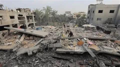 قوات الاحتلال الإسرائيلي تطلق النيران على خيام النازحين في النصيرات بغزة