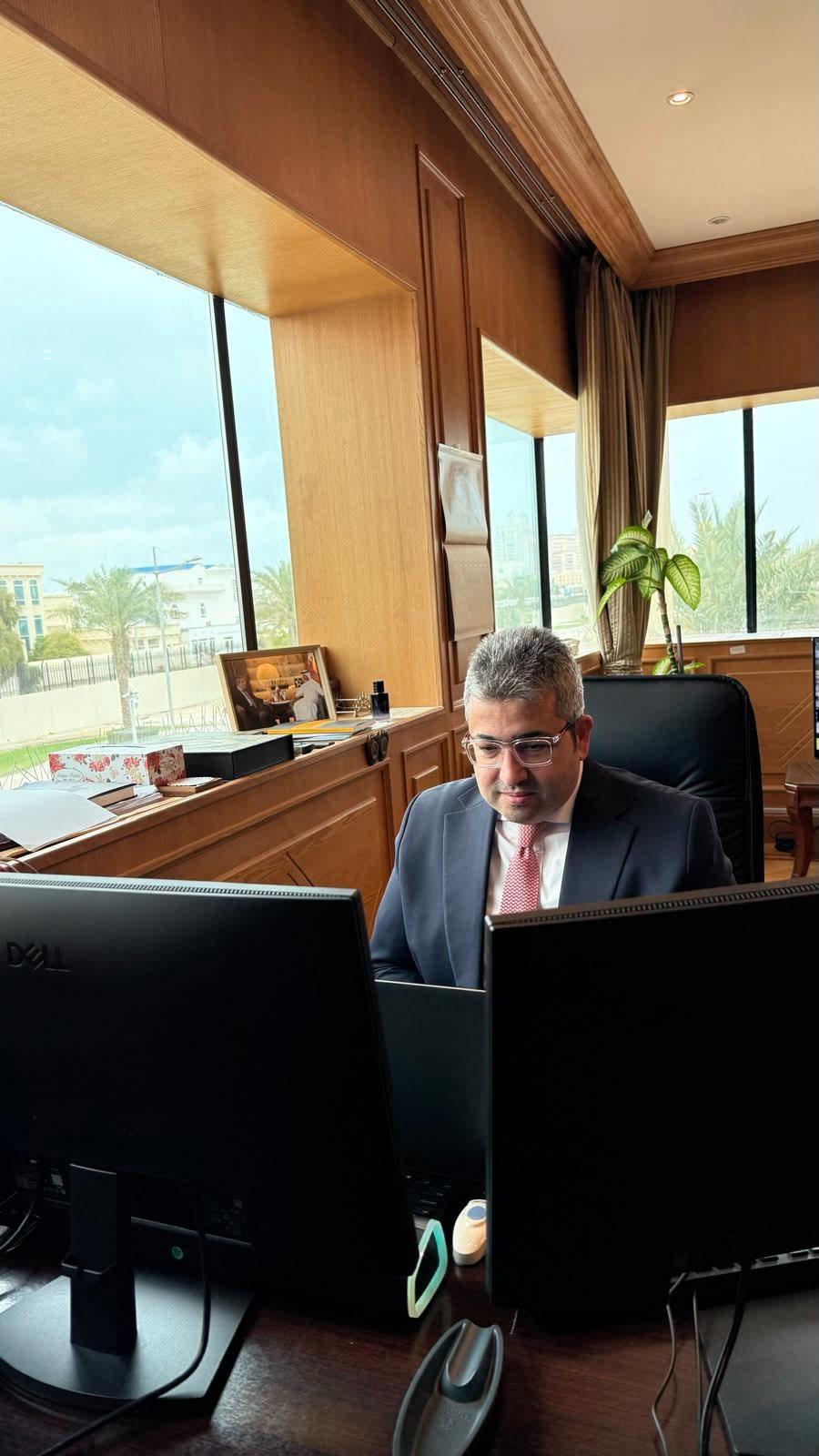 سفير مصر في الدوحة يعقد اجتماعاً افتراضياً مع الجالية المصرية فى قطر