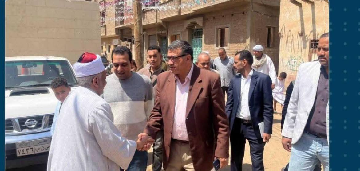 محافظ قنا يؤدي صلاة الجمعة بمسجد سيدي أبوالعباس الدندراوي بقرية دندرة ويستمع لشكاوى الأهالي