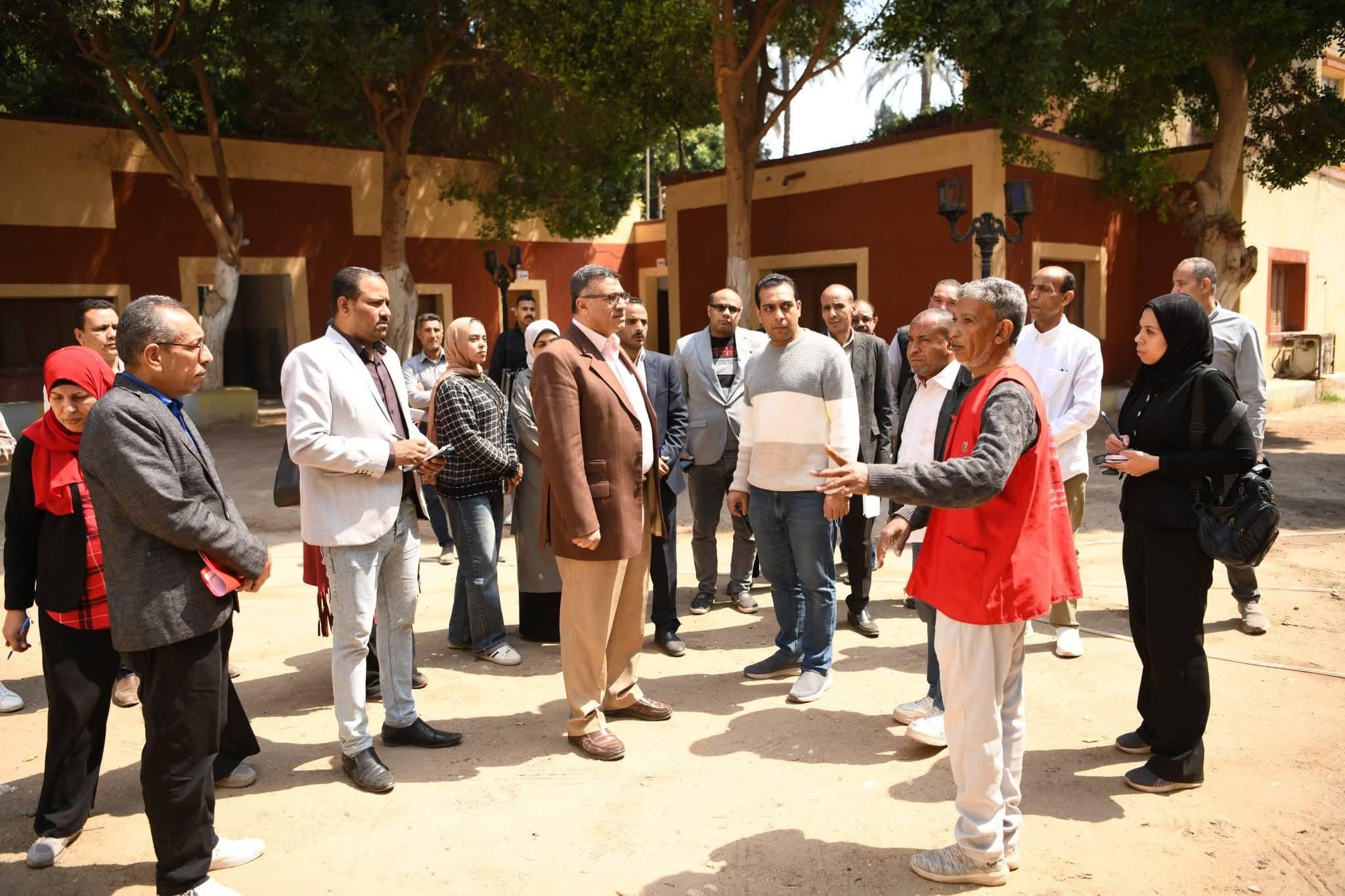 محافظ قنا يتفقد المنظومة الصحية بقرية دندرة ويوجه بتوفير خدمات طبية لائقة للمواطنين