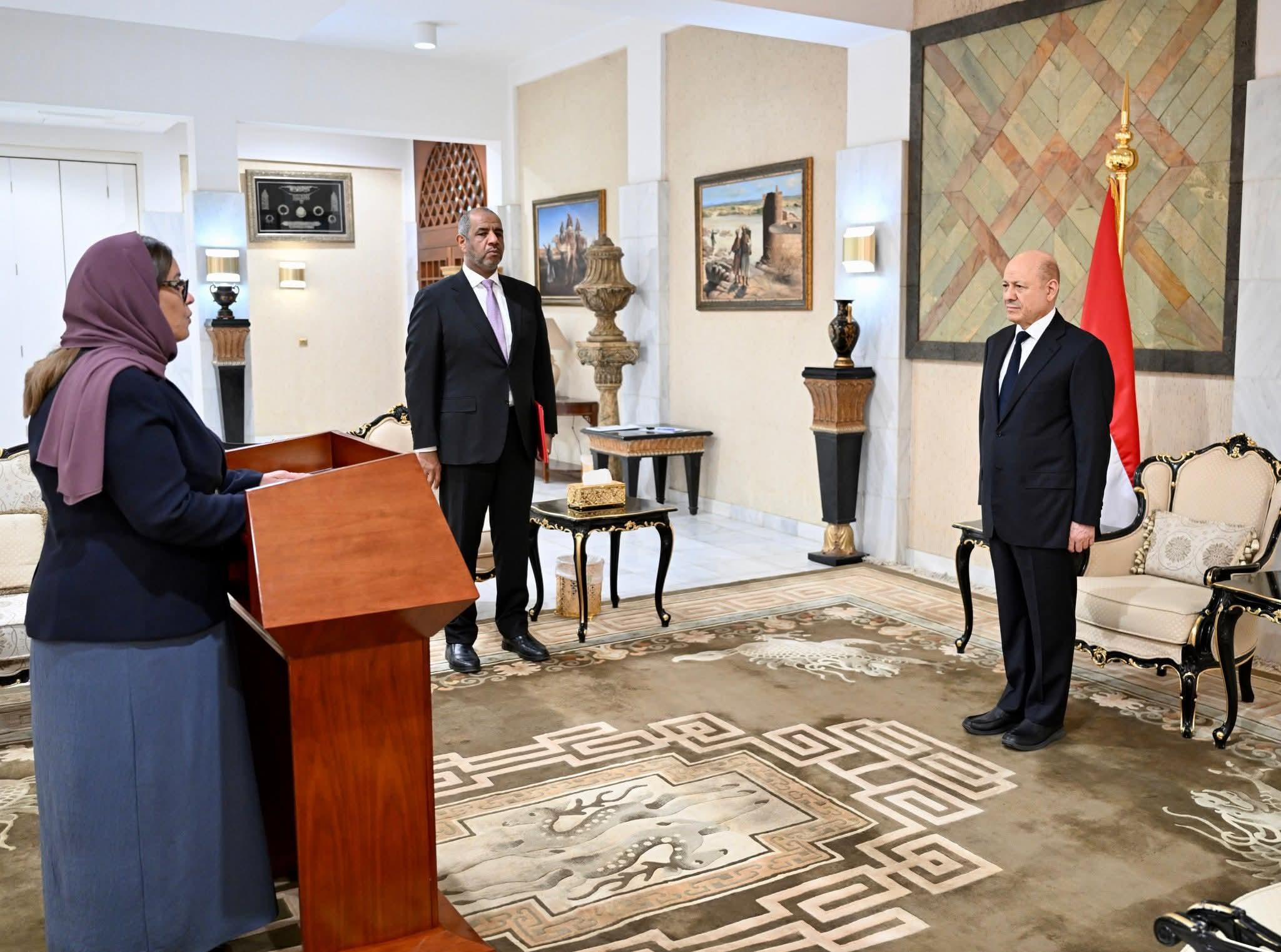 سفيرة اليمن لدى الولايات المتحدة تؤدي اليمين الدستورية أمام رئيس مجلس القيادة الرئاسي