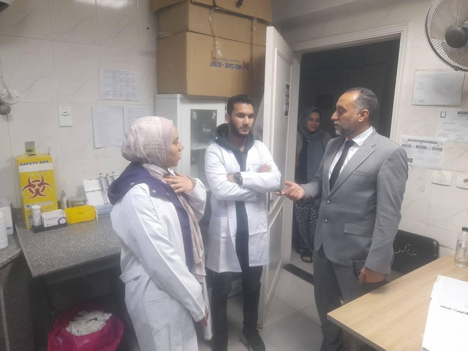ضمن جولاته المسائية المفاجئة .. وكيل "صحة شمال سيناء" يفاجئ المراكز الحضرية بالمساعيد ووسط المدينة منتصف الليل ويحيل المتغيبين عن النوبتجية بالمساعيد للتحقيق