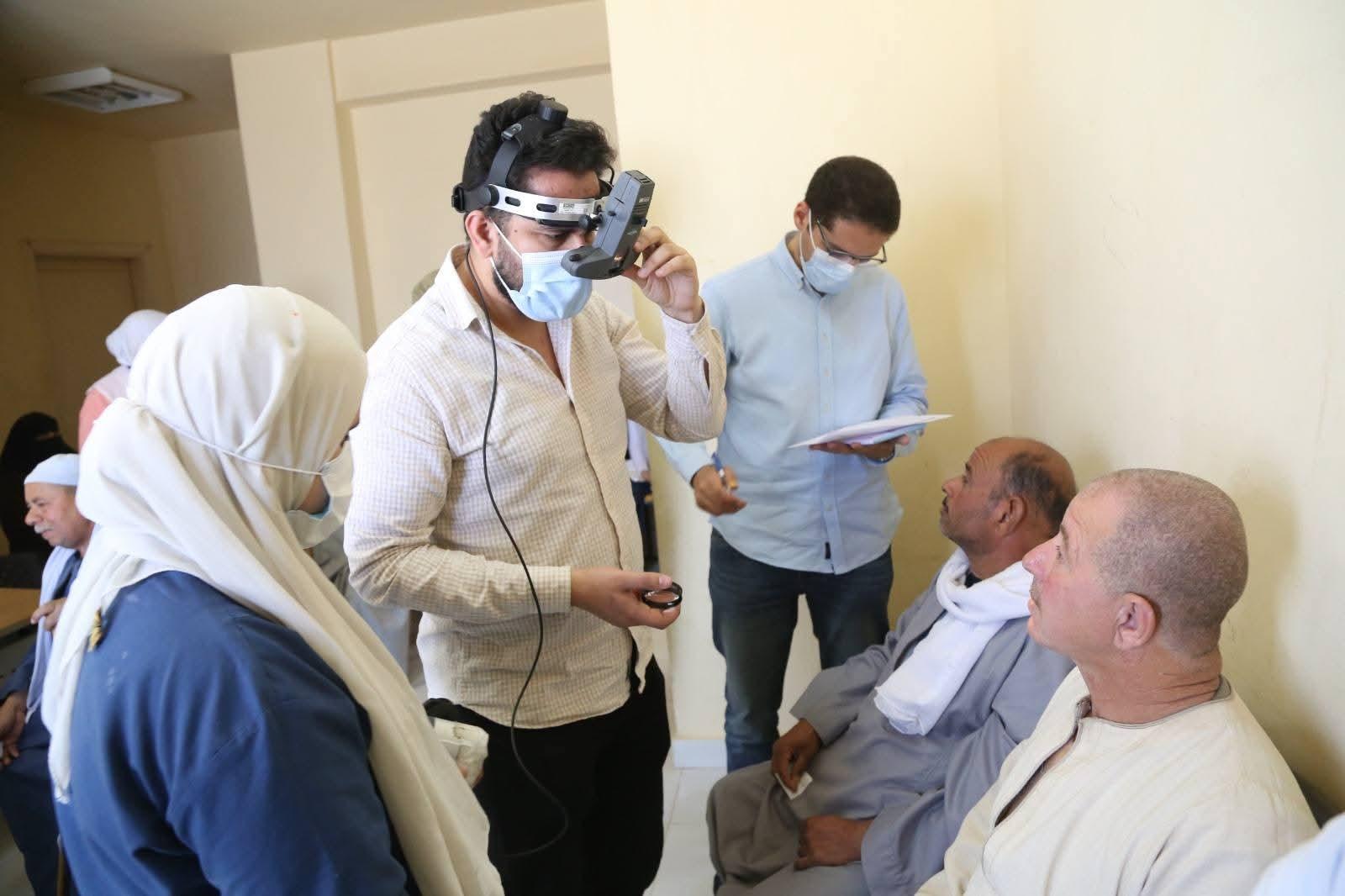 جامعة الفيوم: قافلة شاملة تقدم خدمات الكشف والعلاج لـ ١٣٣٥ حالة من أهالي قرية فرقص بمركز طامية