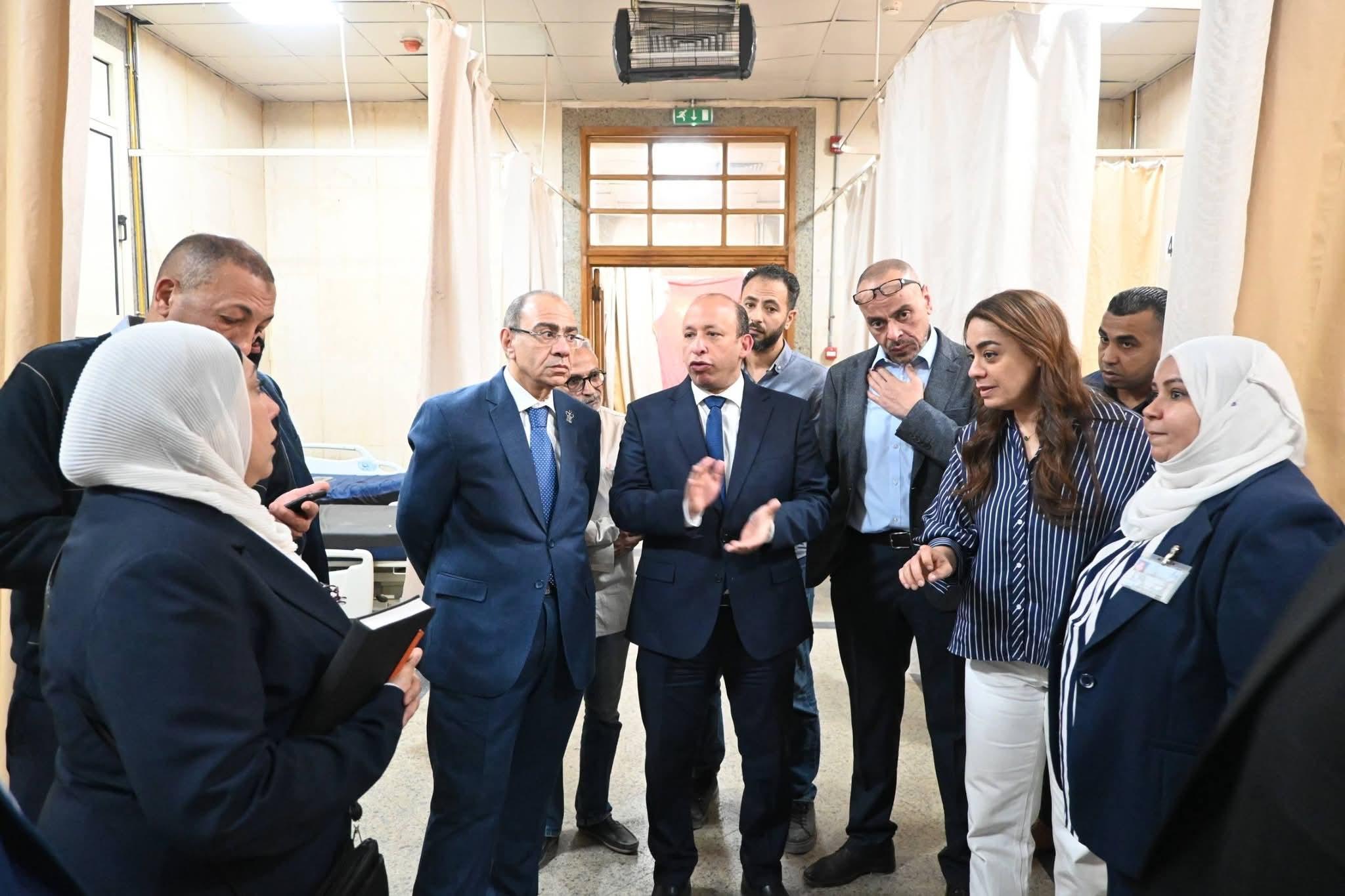 عميد طب قصر العيني يتفقد مرضى رعاية الطوارئ بـ "قسم 5"