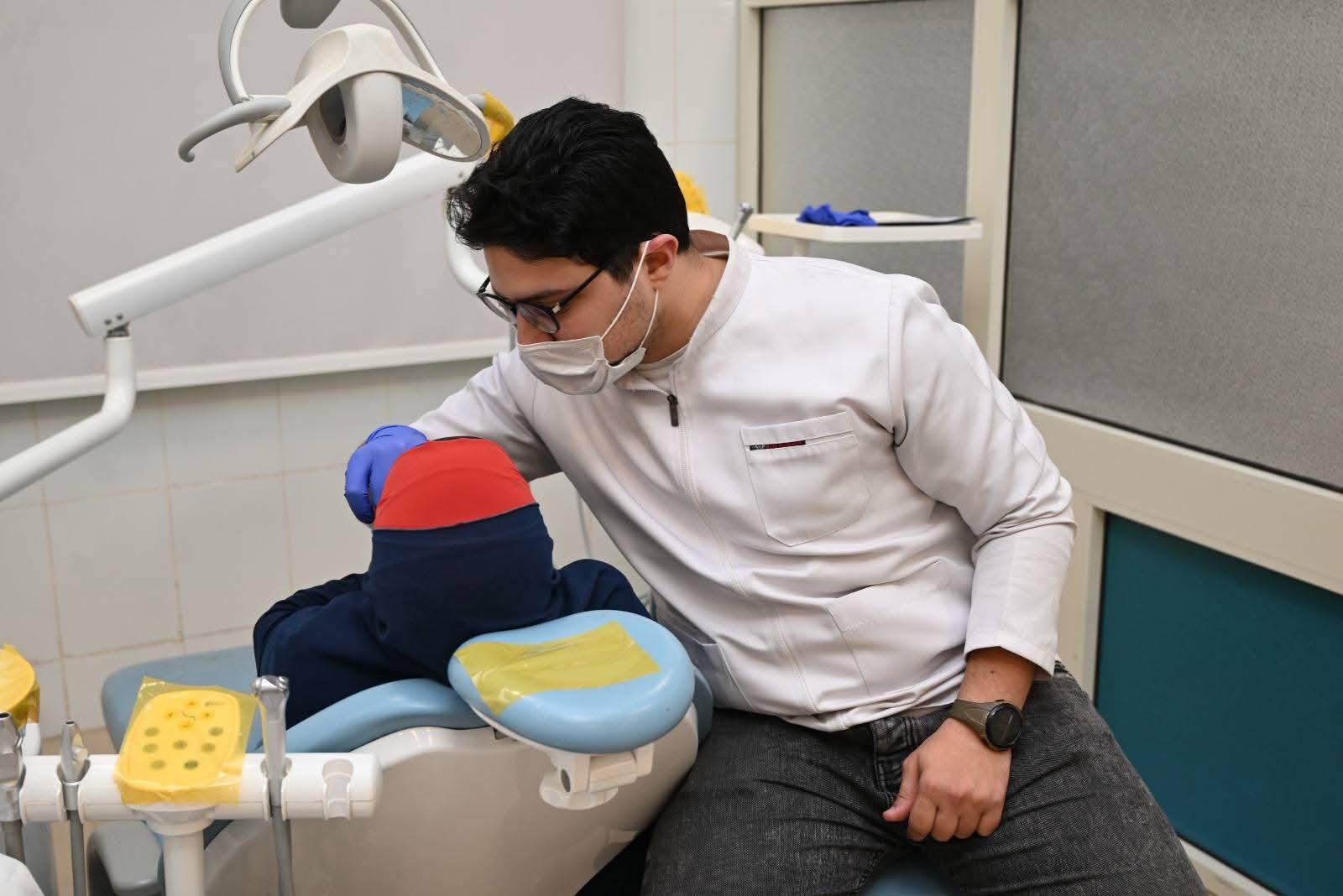 جامعة الفيوم: الاحتفال باليوم العالمي لصحة الفم والأسنان بكلية طب الأسنان