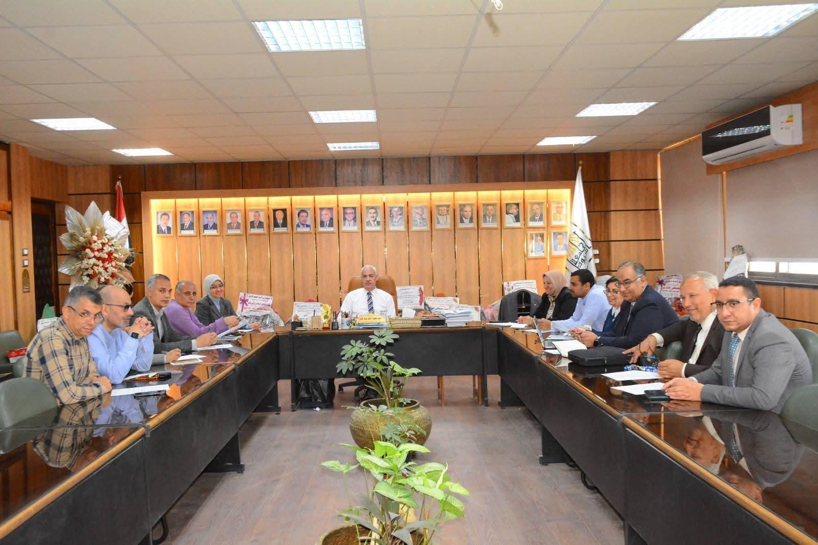 وحدة المشروعات الابتكارية بجامعة أسيوط تناقش تعزيز الابتكار ودعم مشروعات الطلاب