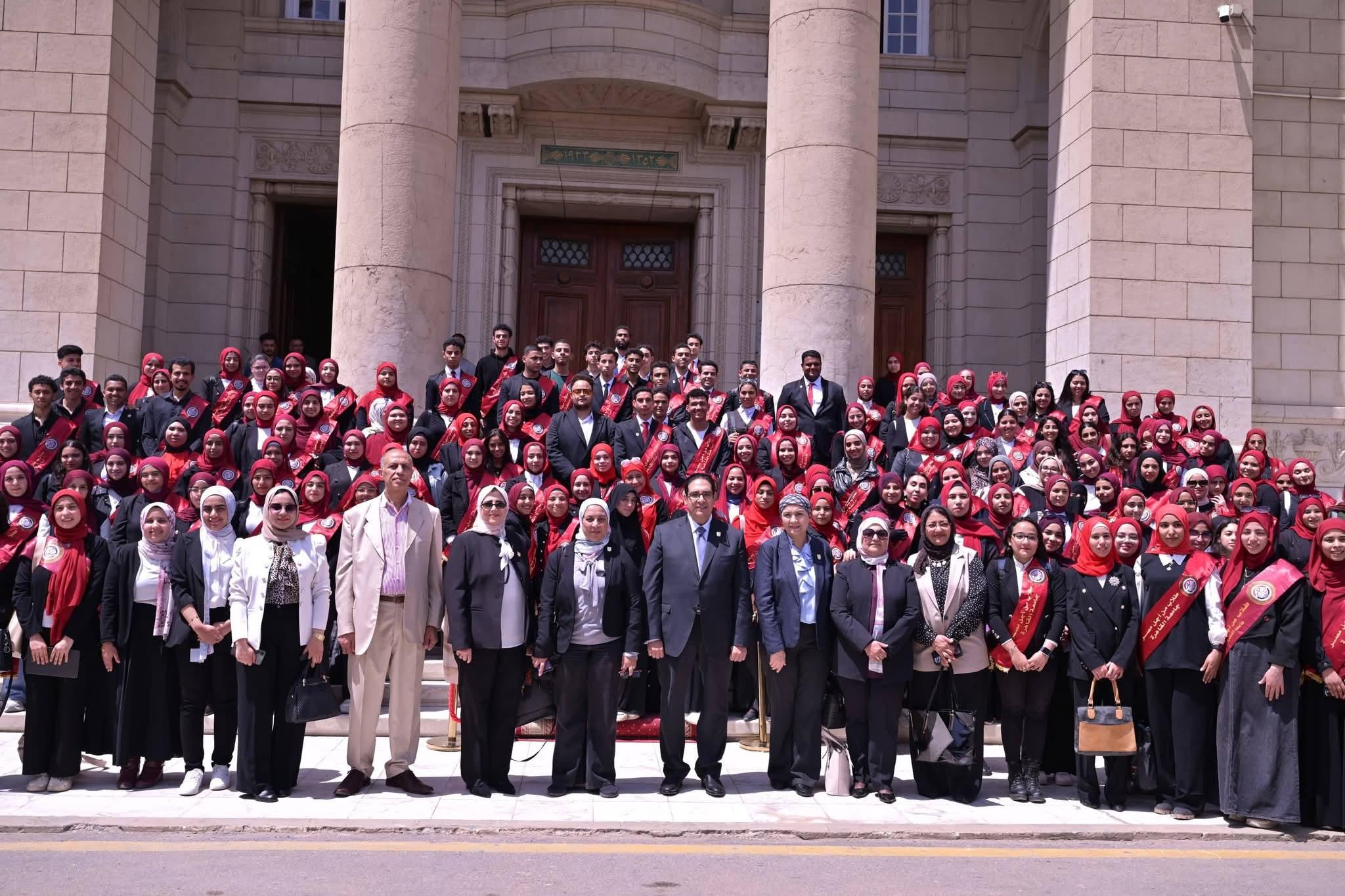 رئيس جامعة القاهرة وقيادات الجامعات يتفقدون المعرض الخاص بالشركات والمؤسسات والبنوك وكافة الكيانات المشاركة في ملتقى التوظيف بالجامعة.