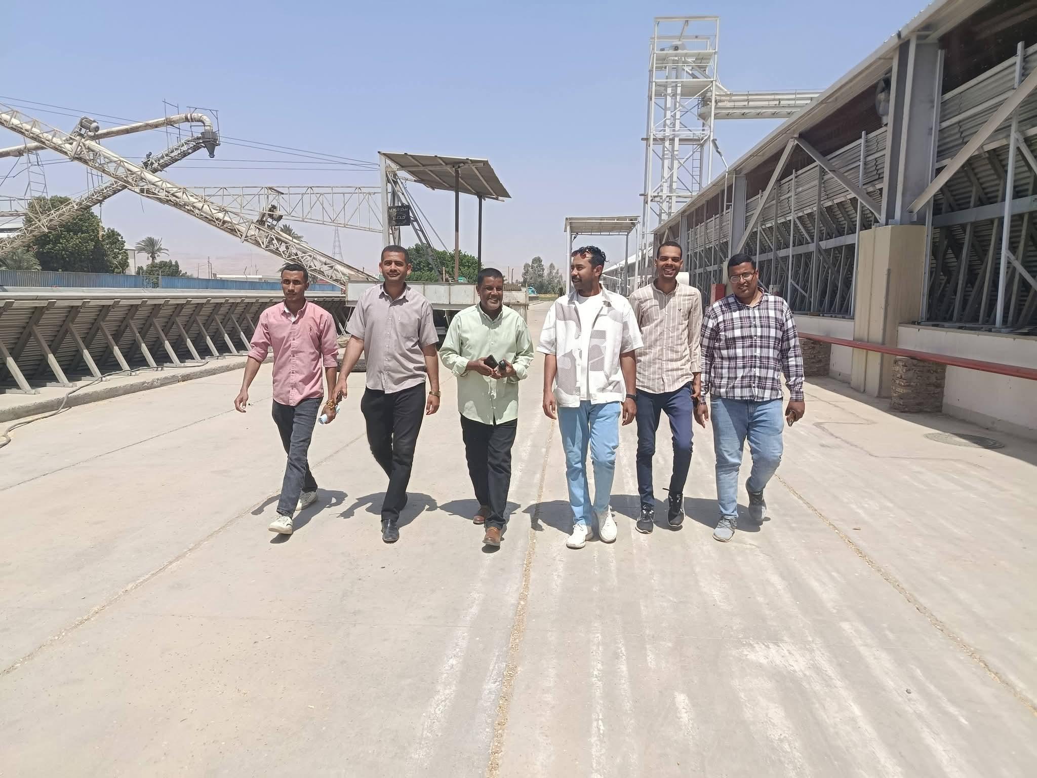 مسؤول قطاع قنا بالقوات المسلحه في جوله تفقديه لمطاحن قوص التابعه لشركه مطاحن مصر العليا