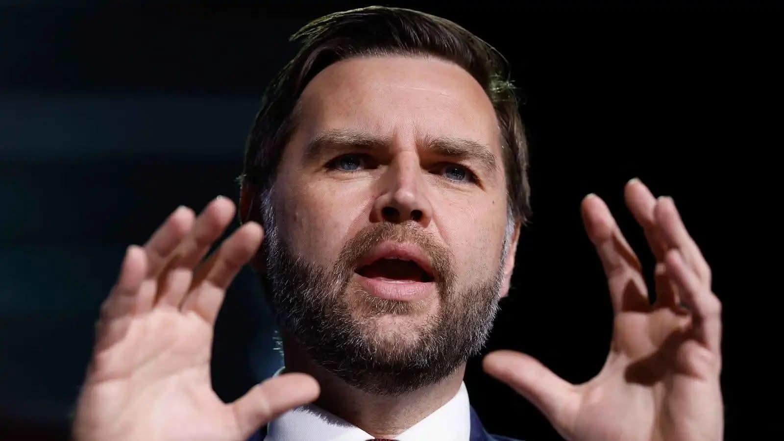 هل يبقى فانس كبش فداء أم ينقلب على الملك المجنون؟