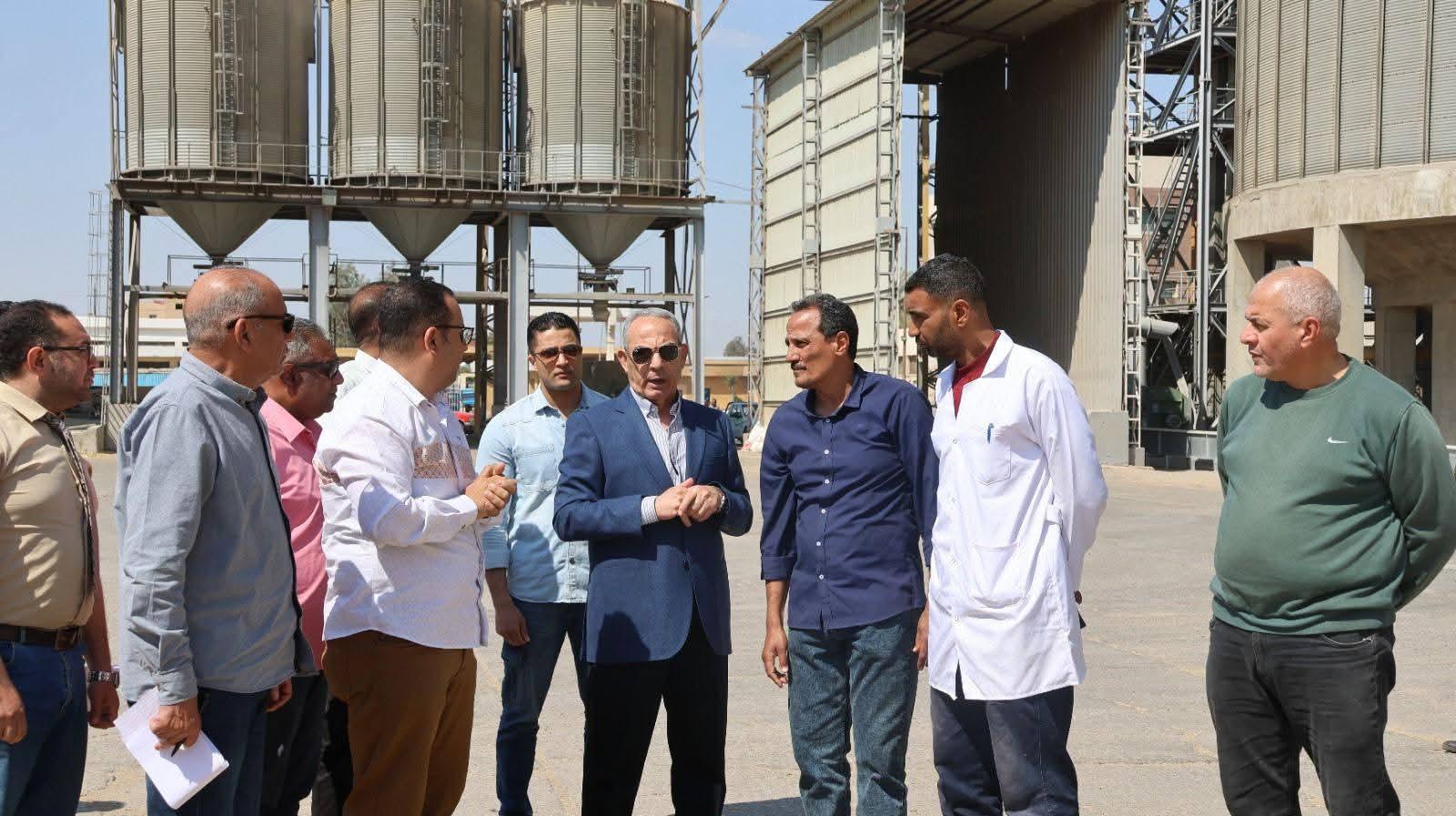 محافظ الإسماعيلية يتفقد مطحن الفيروز ومجمع للصناعات الكهربائية ومصنع منتجات غذائية